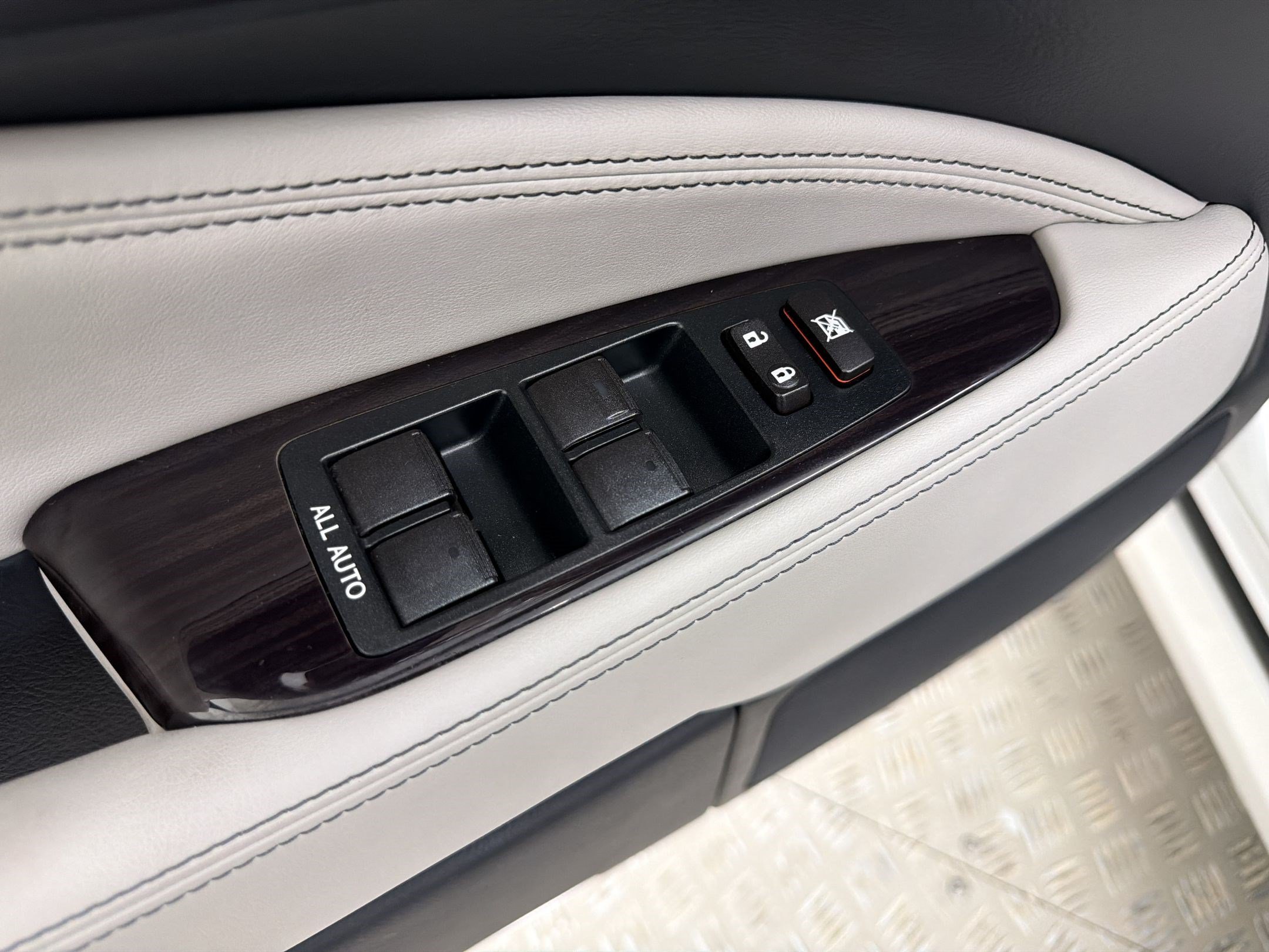 Used 2017 Lexus LS 460 L w/ Ultra Luxury Package RWD image 12