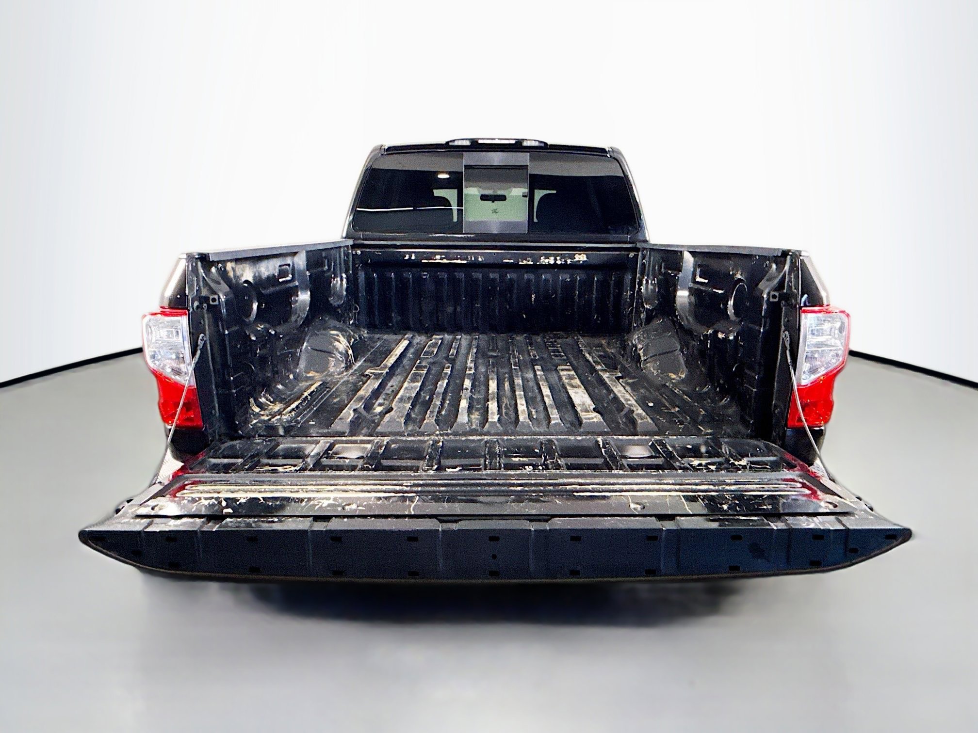 Used 2017 Nissan Titan SV image 34