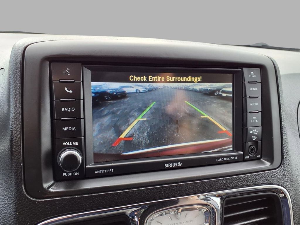 Used 2014 Chrysler Town & Country Touring image 6