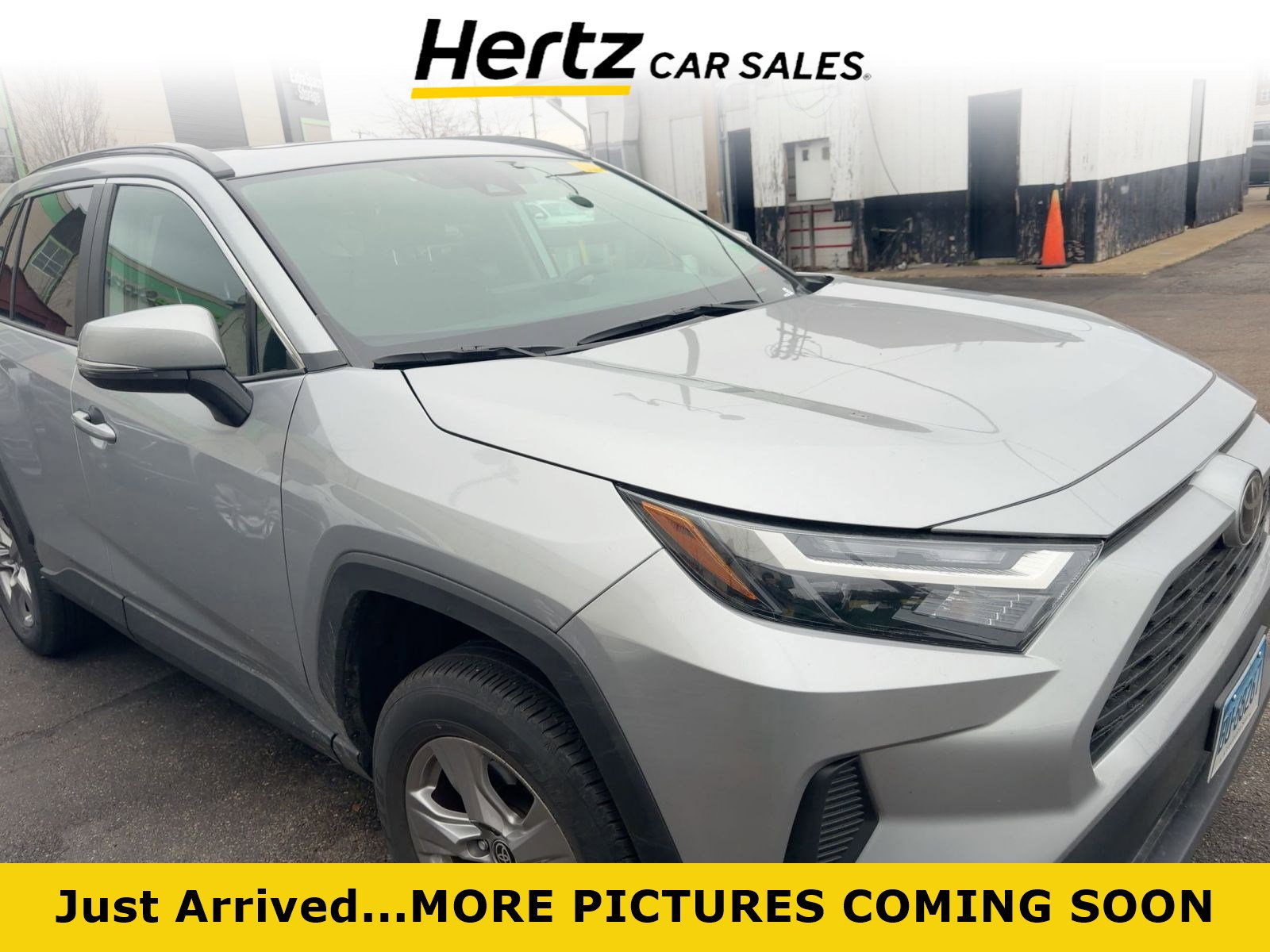 Used 2025 Toyota RAV4 XLE image 1