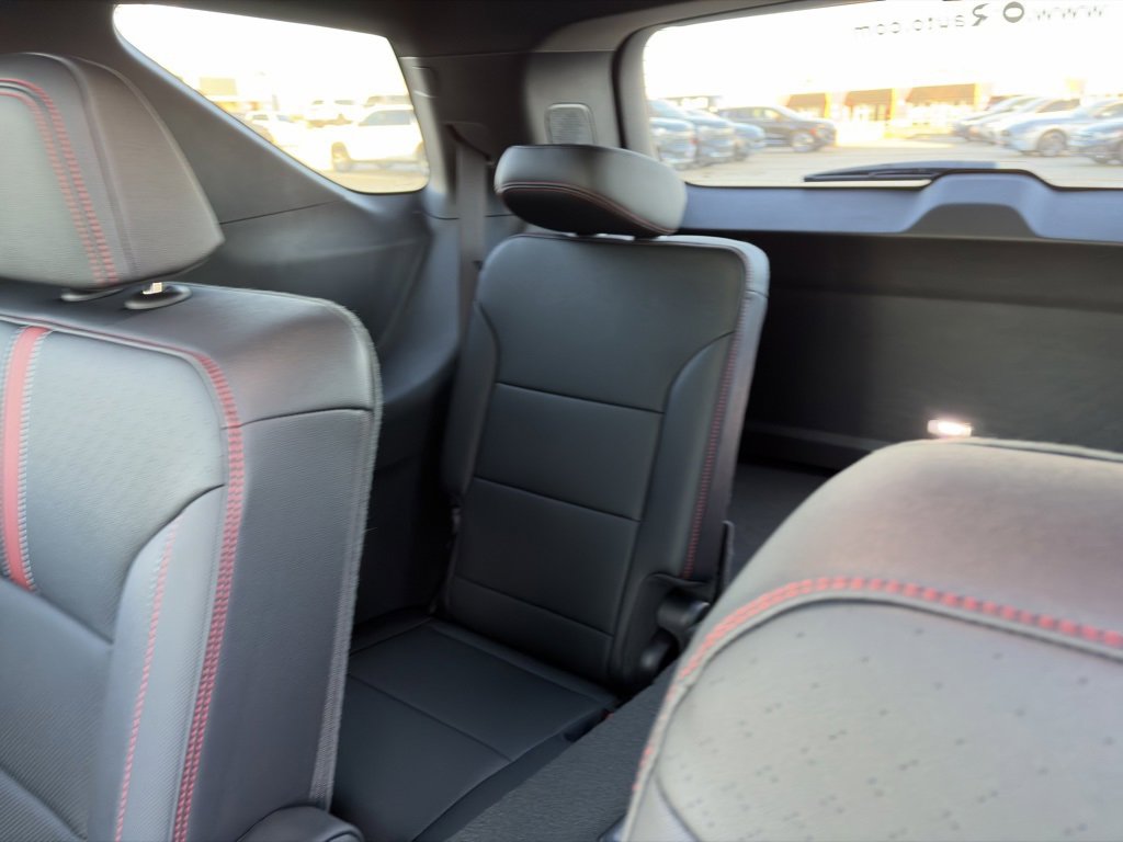 Used 2025 Chevrolet Traverse RS image 11