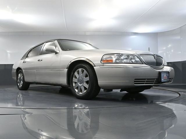 Used 2004 Lincoln Town Car Ultimate RWD image 44