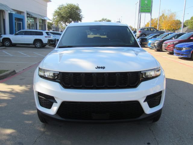 Used 2025 Jeep Grand Cherokee Altitude AWD/4WD image 3
