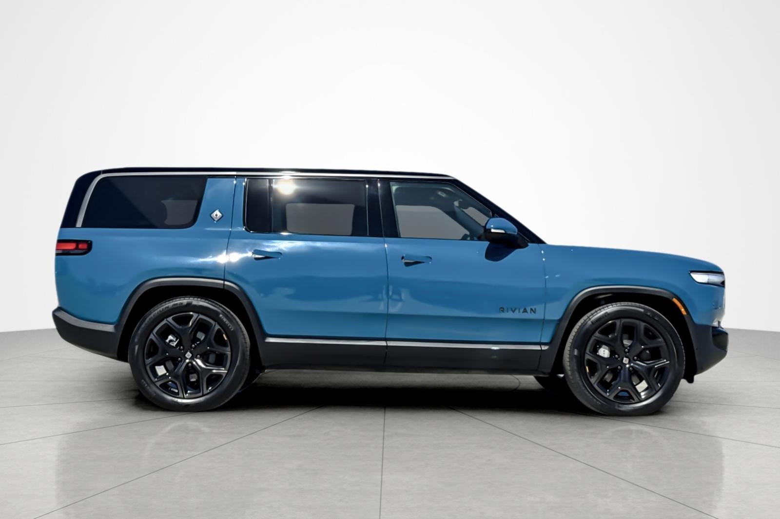 Used 2025 Rivian R1S Adventure Dual AWD/4WD image 6