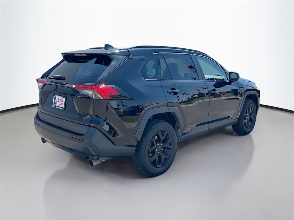 Used 2021 Toyota RAV4 LE image 4