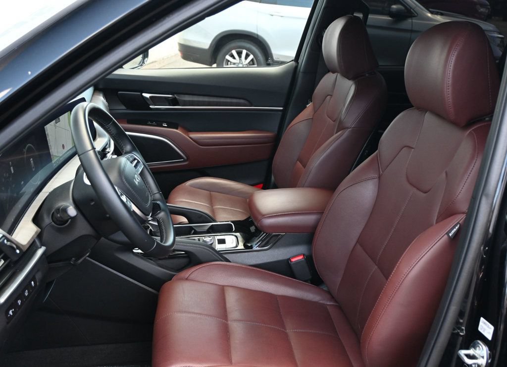 Used 2024 Kia Telluride SX w/ Towing Package FWD image 13