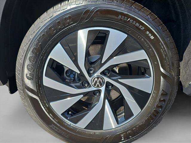 Used 2025 Volkswagen Tiguan S image 10