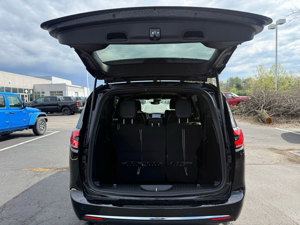 New 2026 Chrysler Pacifica Select FWD image 48