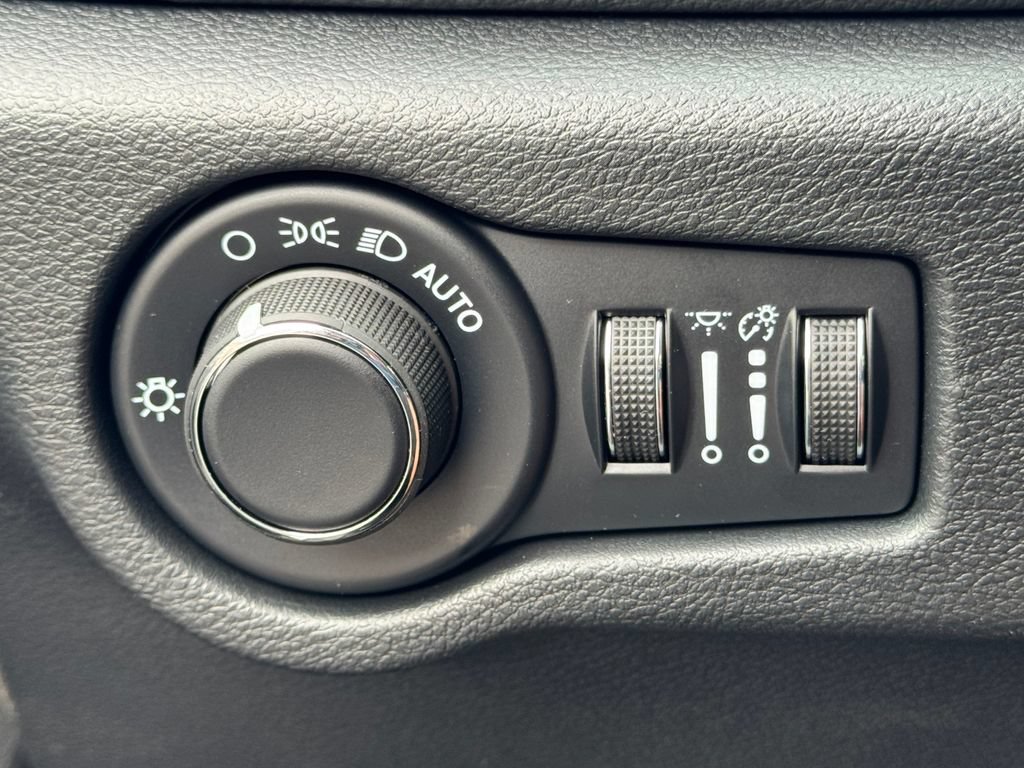 New 2027 Chrysler Pacifica Select FWD image 26