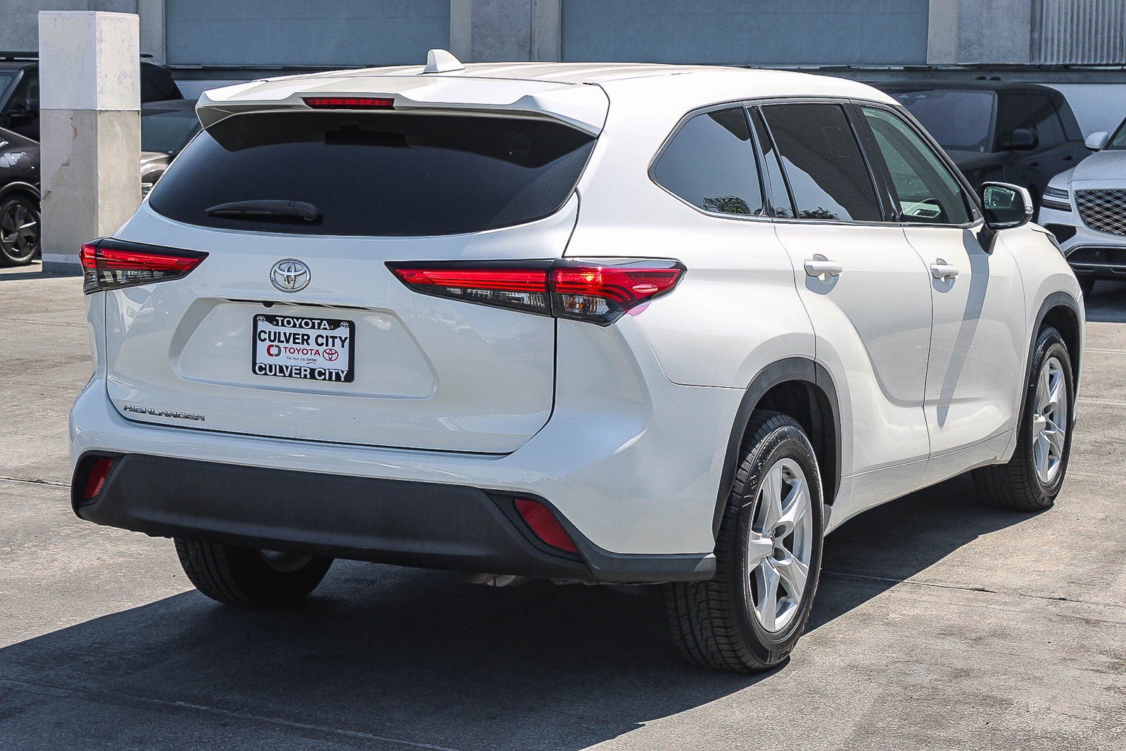 Used 2021 Toyota Highlander L FWD image 9