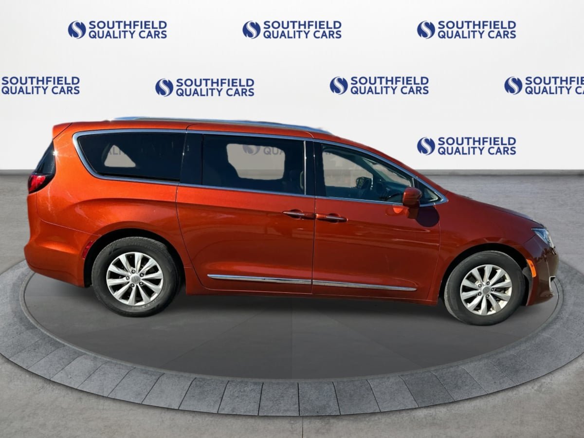 Used 2018 Chrysler Pacifica Touring-L Plus FWD image 8