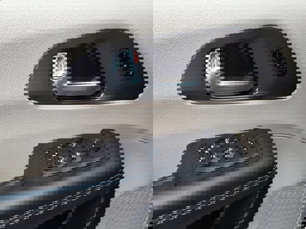 Used 2024 Chrysler Pacifica Touring-L image 37