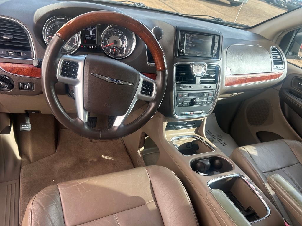 Used 2013 Chrysler Town & Country Limited image 2