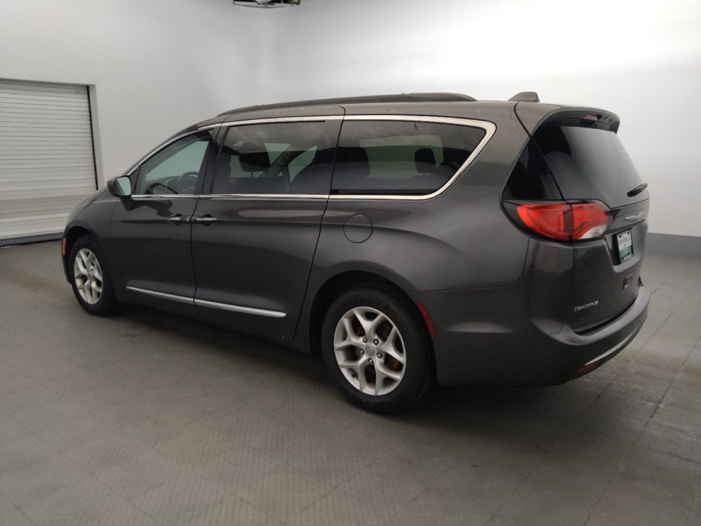 Used 2017 Chrysler Pacifica Touring-L w/ Tire & Wheel Group FWD image 3