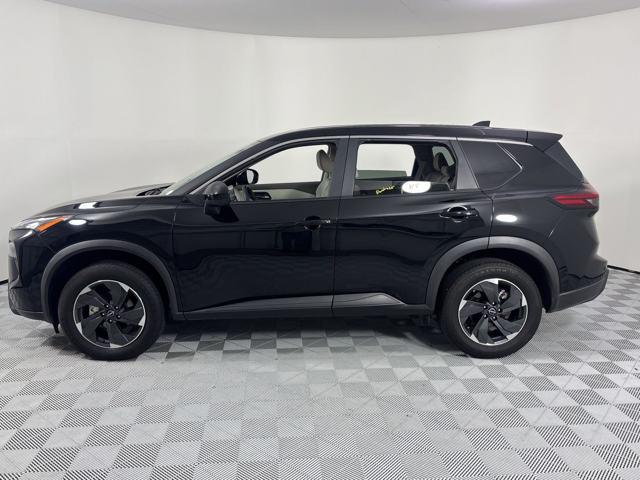 Used 2024 Nissan Rogue SV FWD image 2