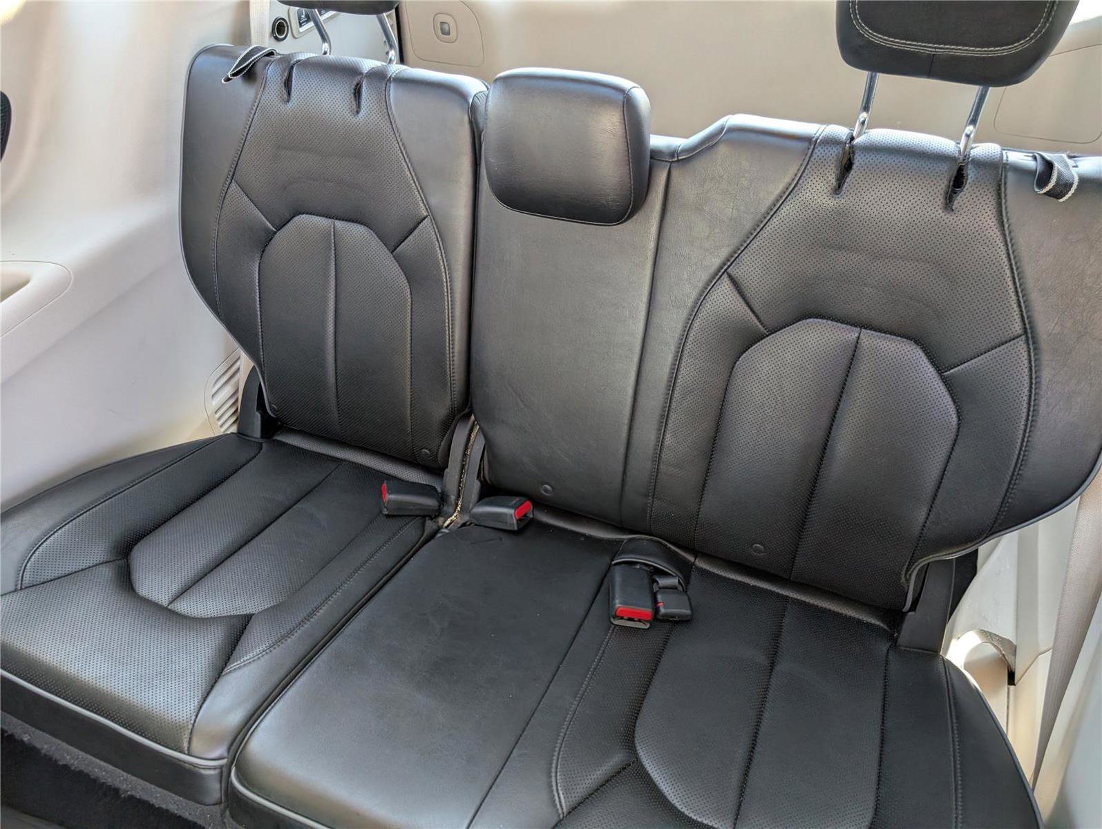 Used 2018 Chrysler Pacifica Limited image 33