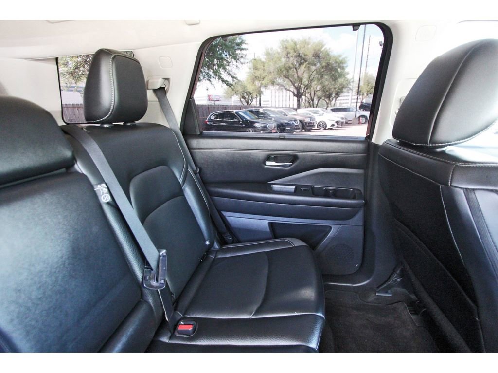 Used 2023 Nissan Pathfinder SL w/ Black Appearance Package image 13