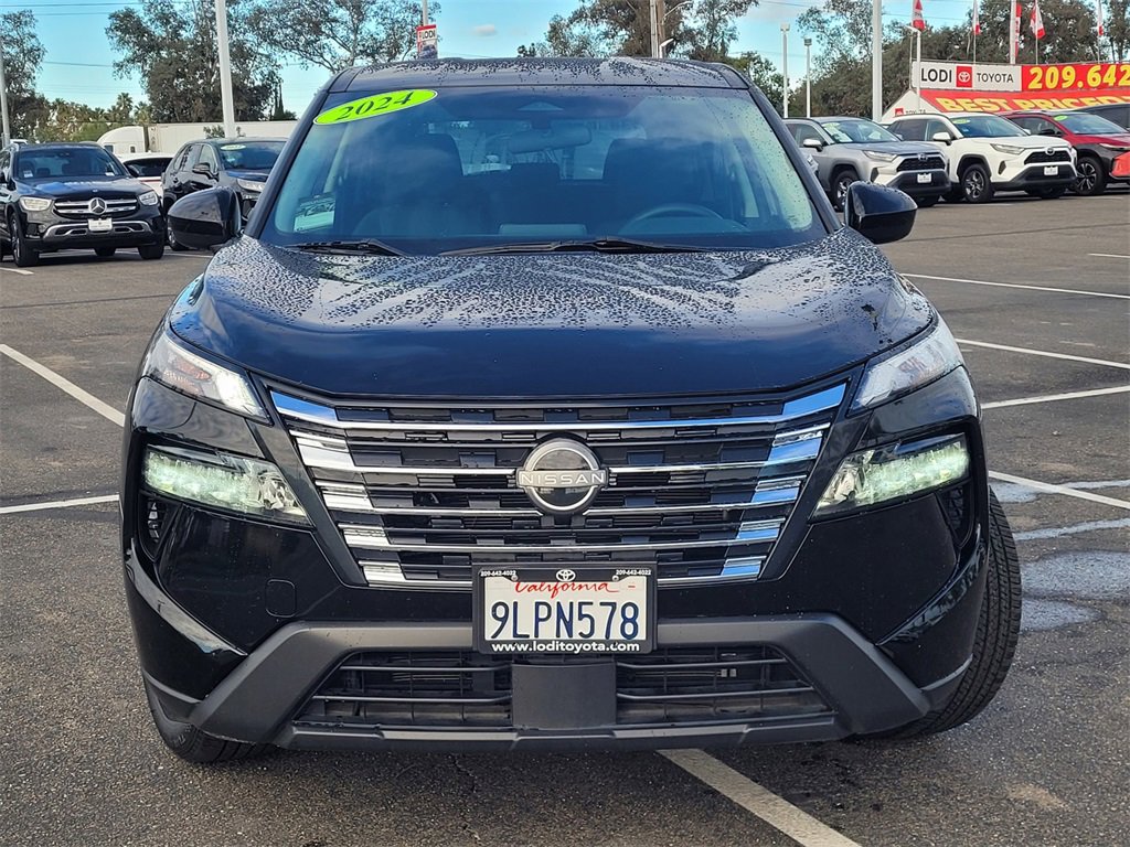 Used 2024 Nissan Rogue SV image 2