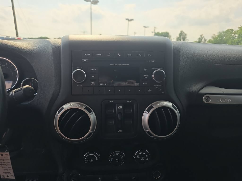 Used 2015 Jeep Wrangler Unlimited Rubicon w/ Dual Top Group AWD/4WD image 32