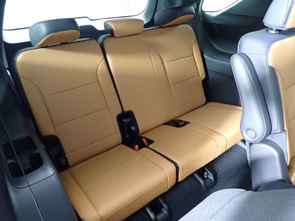 New 2027 Chevrolet Traverse Z71 w/ LPO, Floor Liner Package AWD/4WD image 38