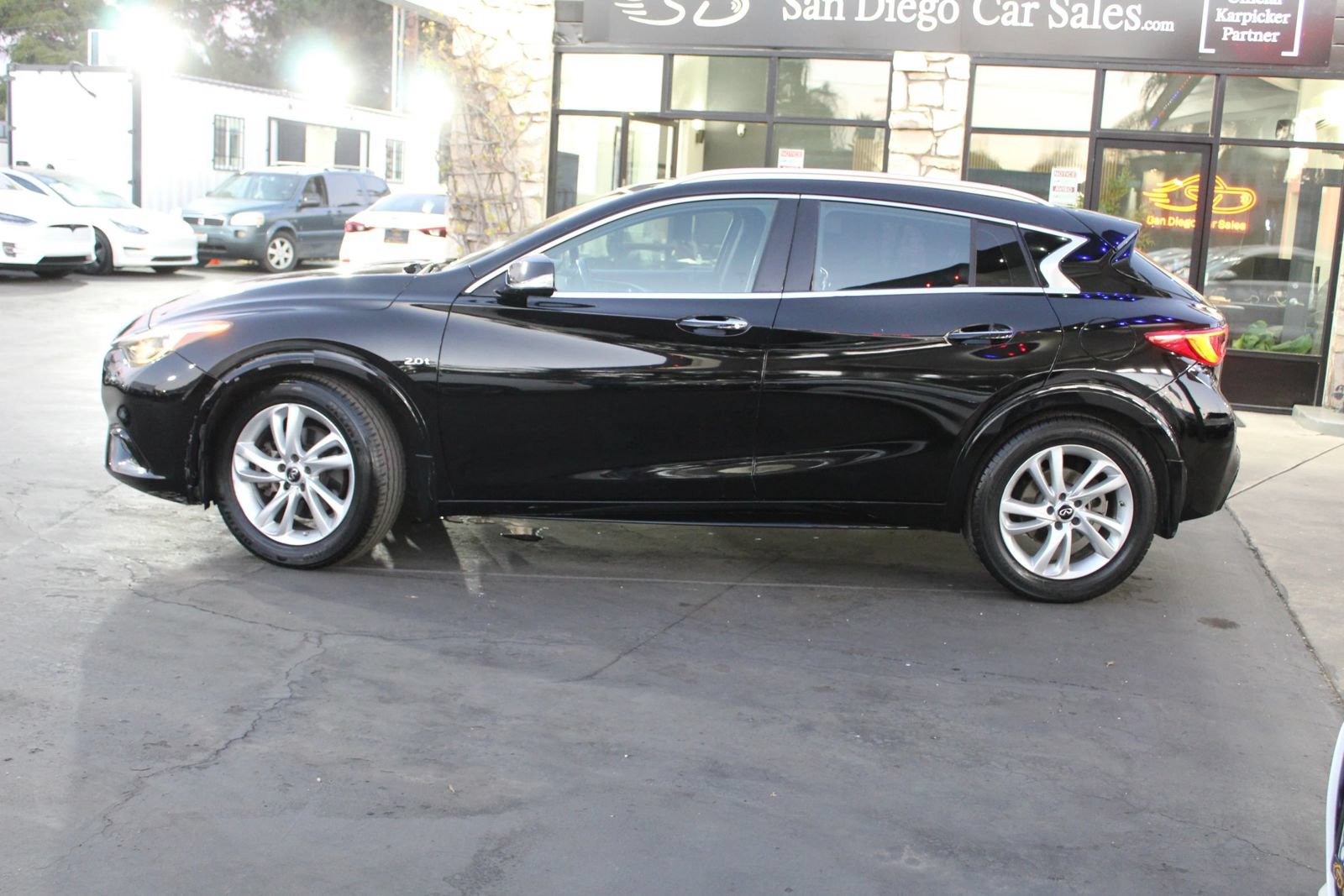 Used 2017 INFINITI QX30 Premium FWD image 2
