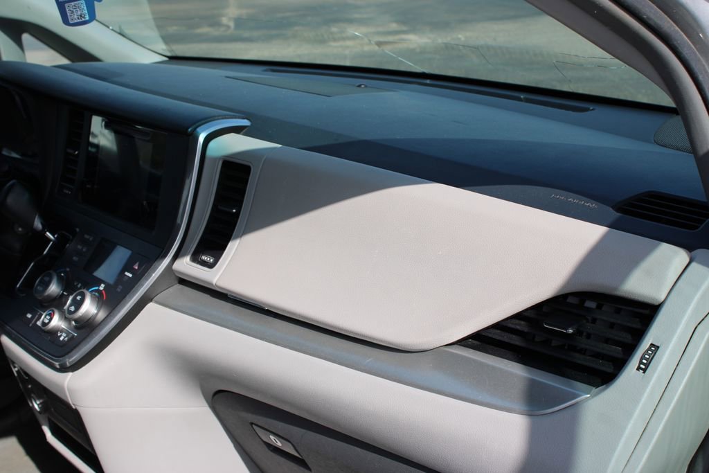 Used 2015 Toyota Sienna LE image 27