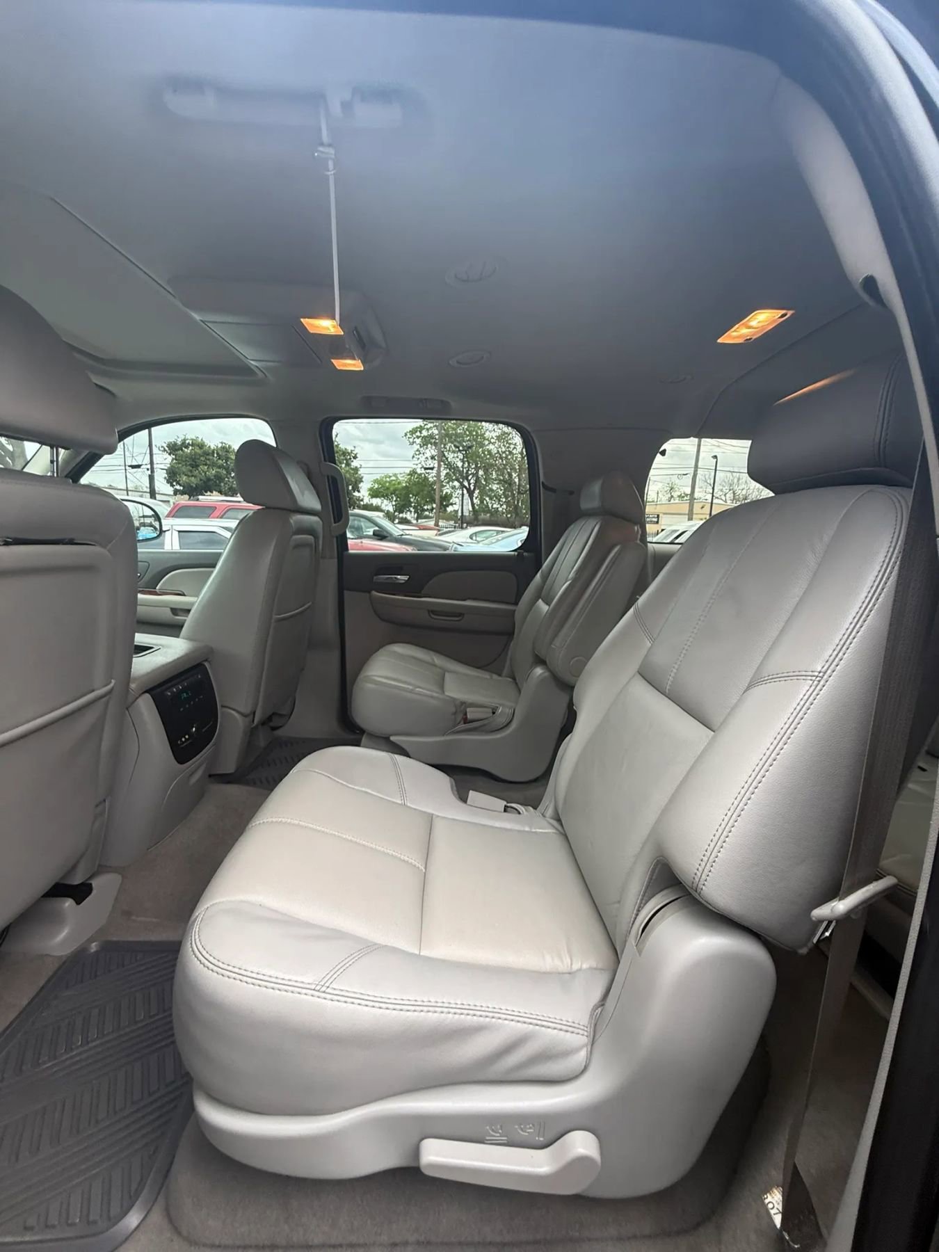 Used 2007 Chevrolet Suburban LTZ w/ LTZ Preferred Equipment Group RWD image 16