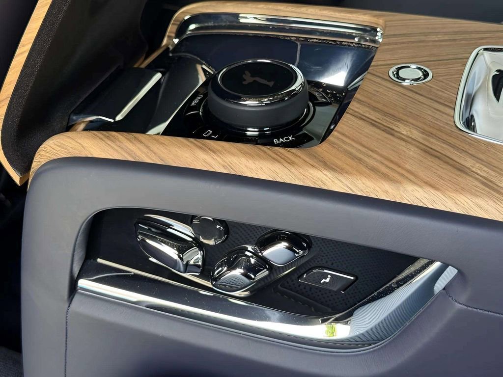 New 2025 Rolls-Royce Cullinan image 8