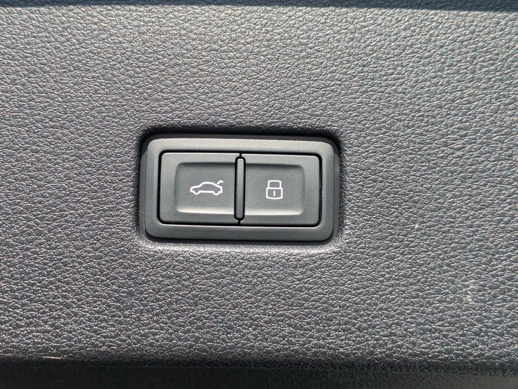 Used 2019 Audi Q8 Premium Plus w/ Premium Plus image 13