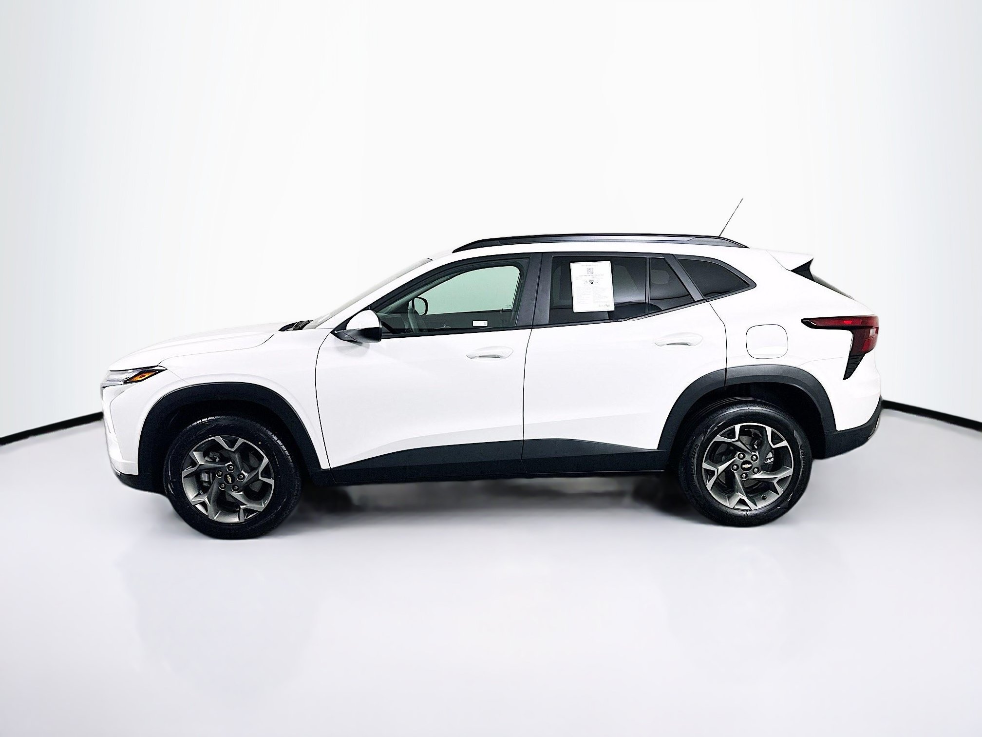 Used 2025 Chevrolet Trax LT FWD image 4