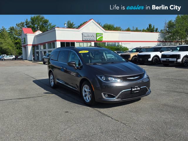 Used 2017 Chrysler Pacifica Touring-L w/ Tire & Wheel Group FWD video 1