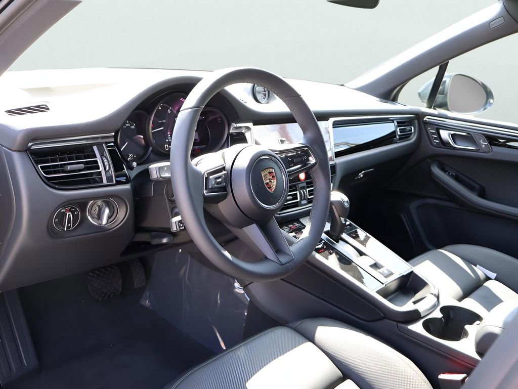 Certified 2025 Porsche Macan image 4