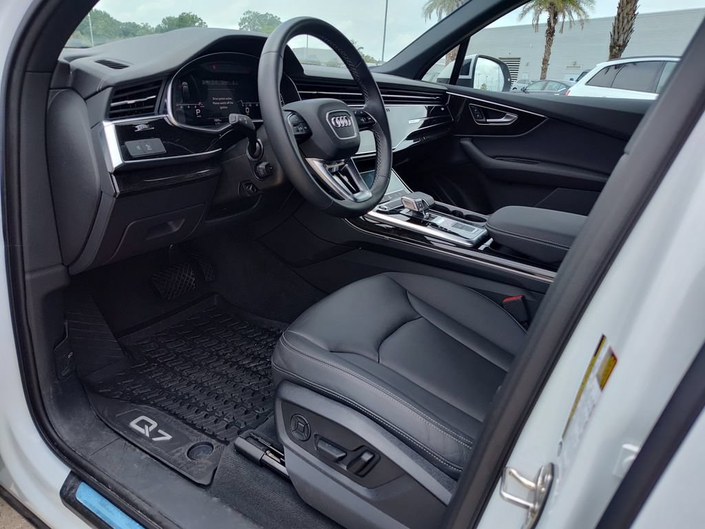Used 2025 Audi Q7 2.0T Premium w/ Convenience Package AWD/4WD image 2