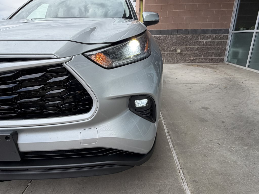 Used 2021 Toyota Highlander XLE AWD/4WD image 11