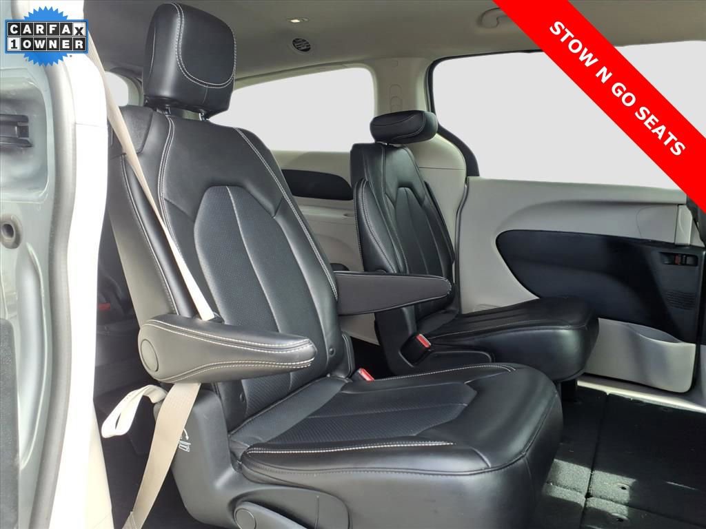 Used 2024 Chrysler Pacifica Touring-L image 9