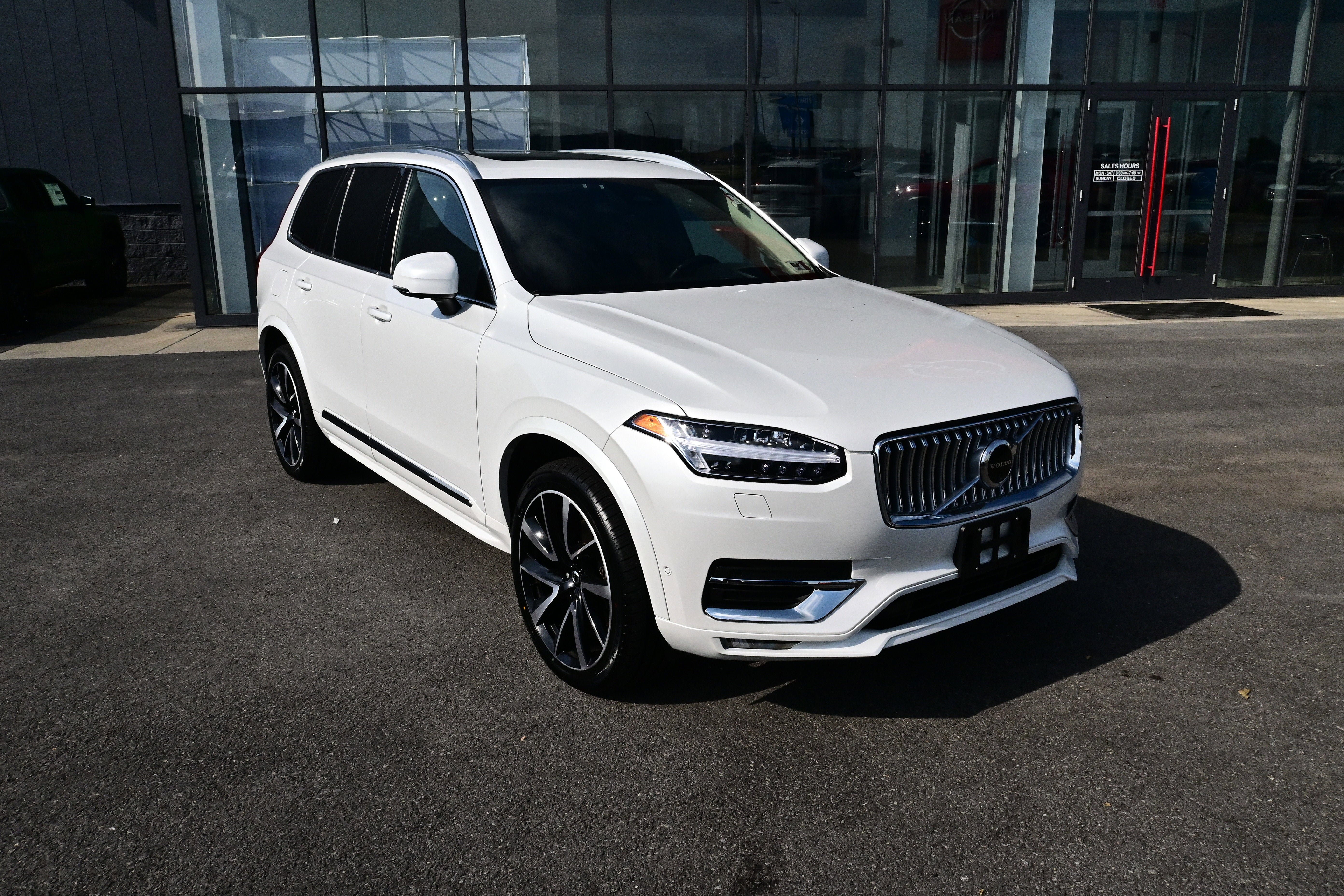 Used 2024 Volvo XC90 B6 Ultimate w/ Protection Package Premier AWD/4WD image 2