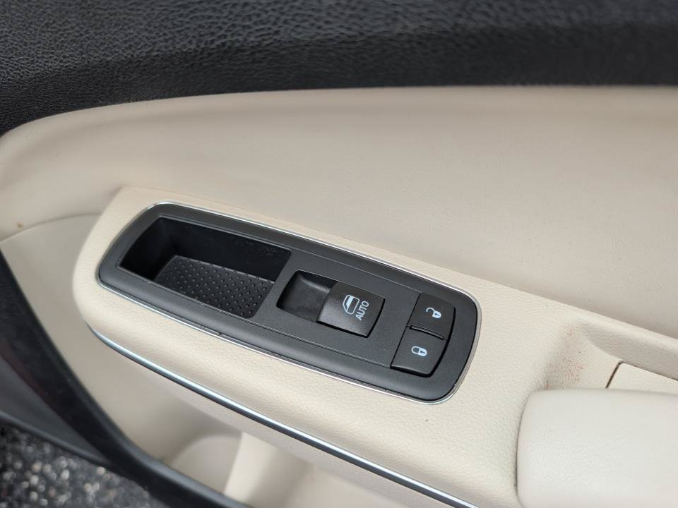 Used 2017 Chrysler 300 C RWD image 35