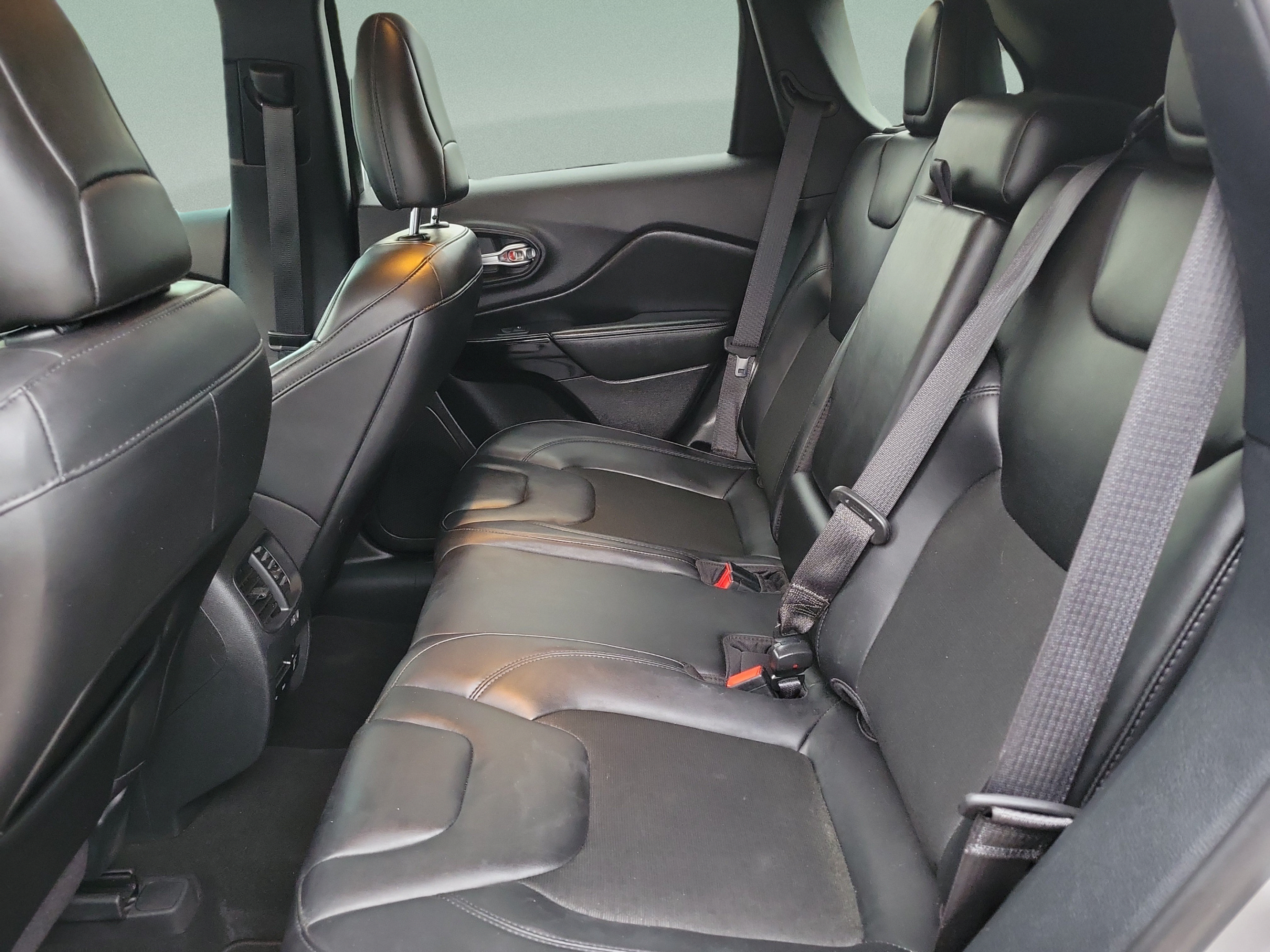 Used 2020 Jeep Cherokee Latitude Plus FWD image 27