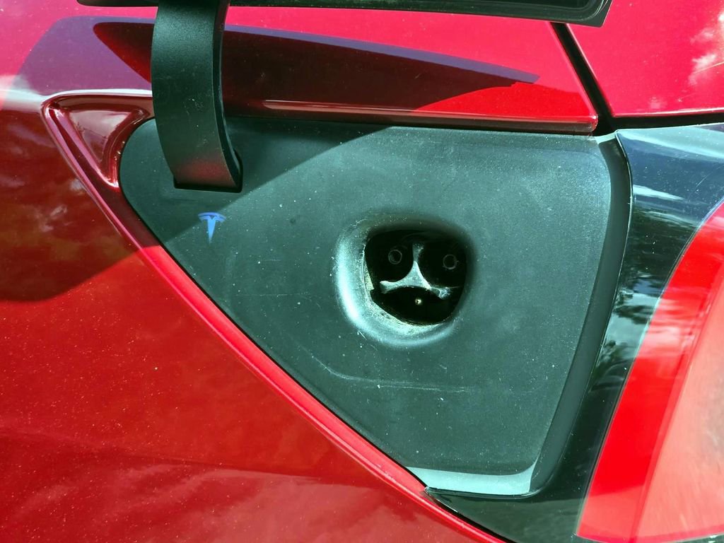 Used 2024 Tesla Model Y Performance AWD/4WD image 9
