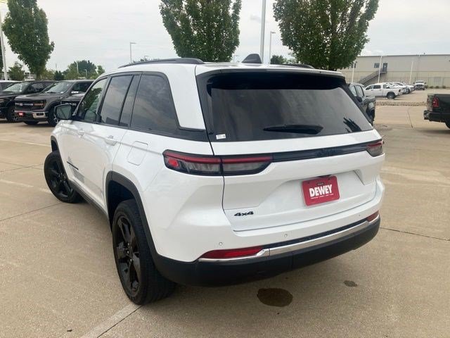 Used 2023 Jeep Grand Cherokee Altitude AWD/4WD image 6