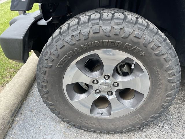 Used 2017 Jeep Wrangler Unlimited Sahara w/ Connectivity Group AWD/4WD image 2