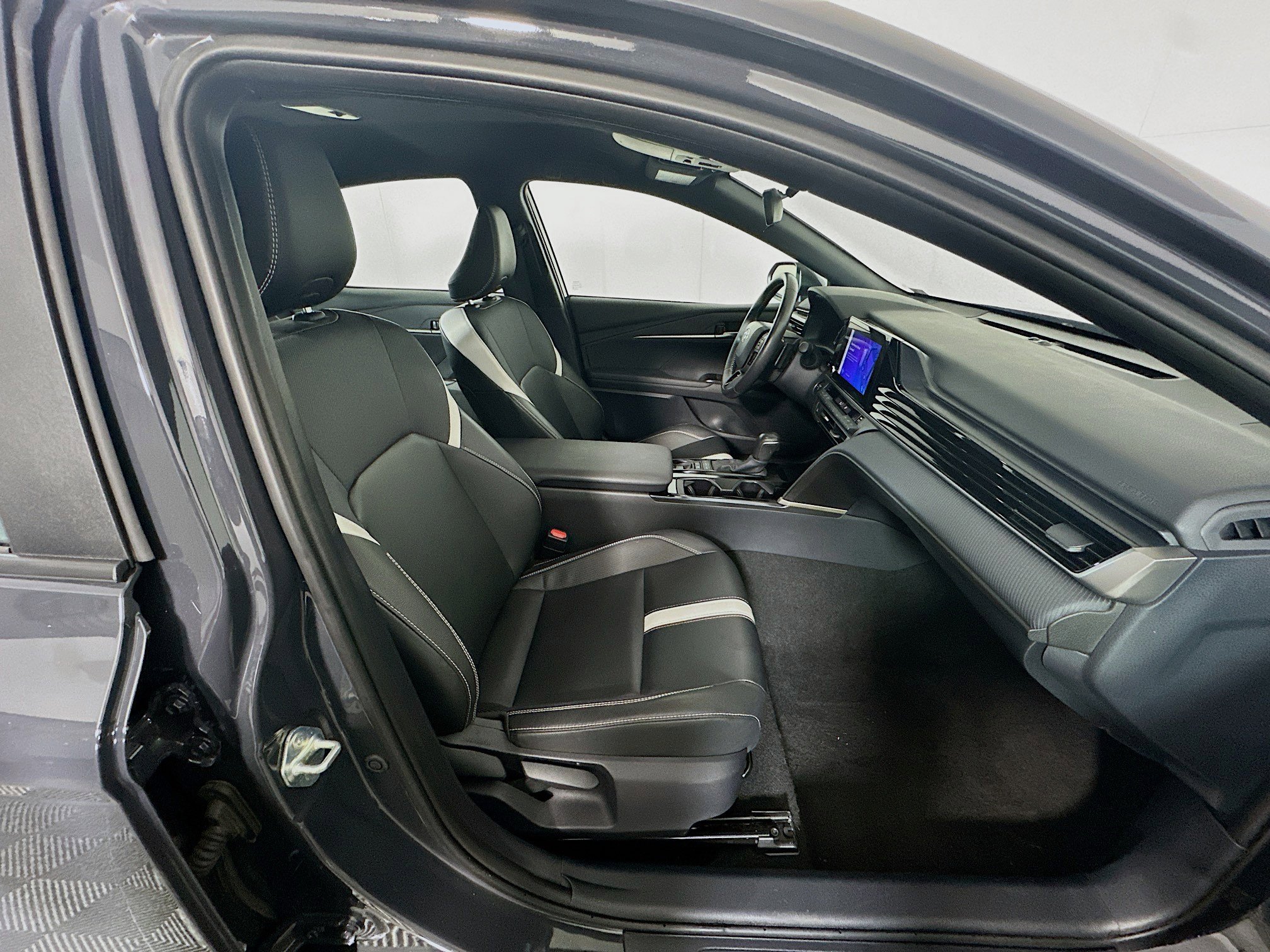 Used 2025 Toyota Camry SE image 32