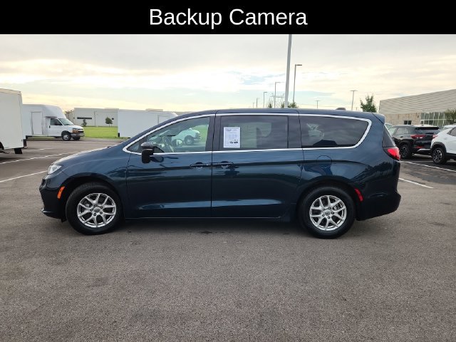 Used 2024 Chrysler Pacifica Touring FWD image 4