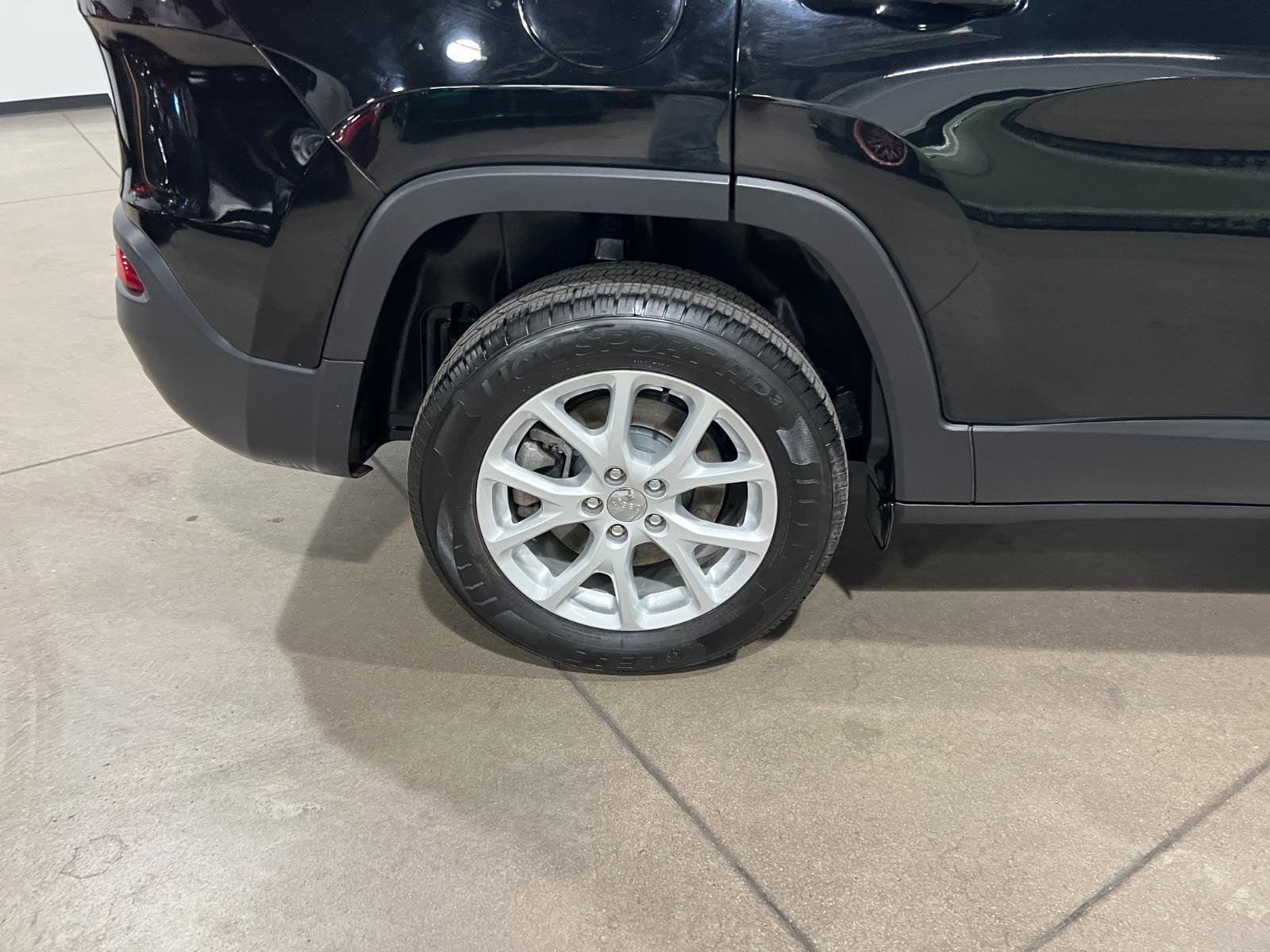 Used 2018 Jeep Cherokee Latitude w/ Cold Weather Group image 38