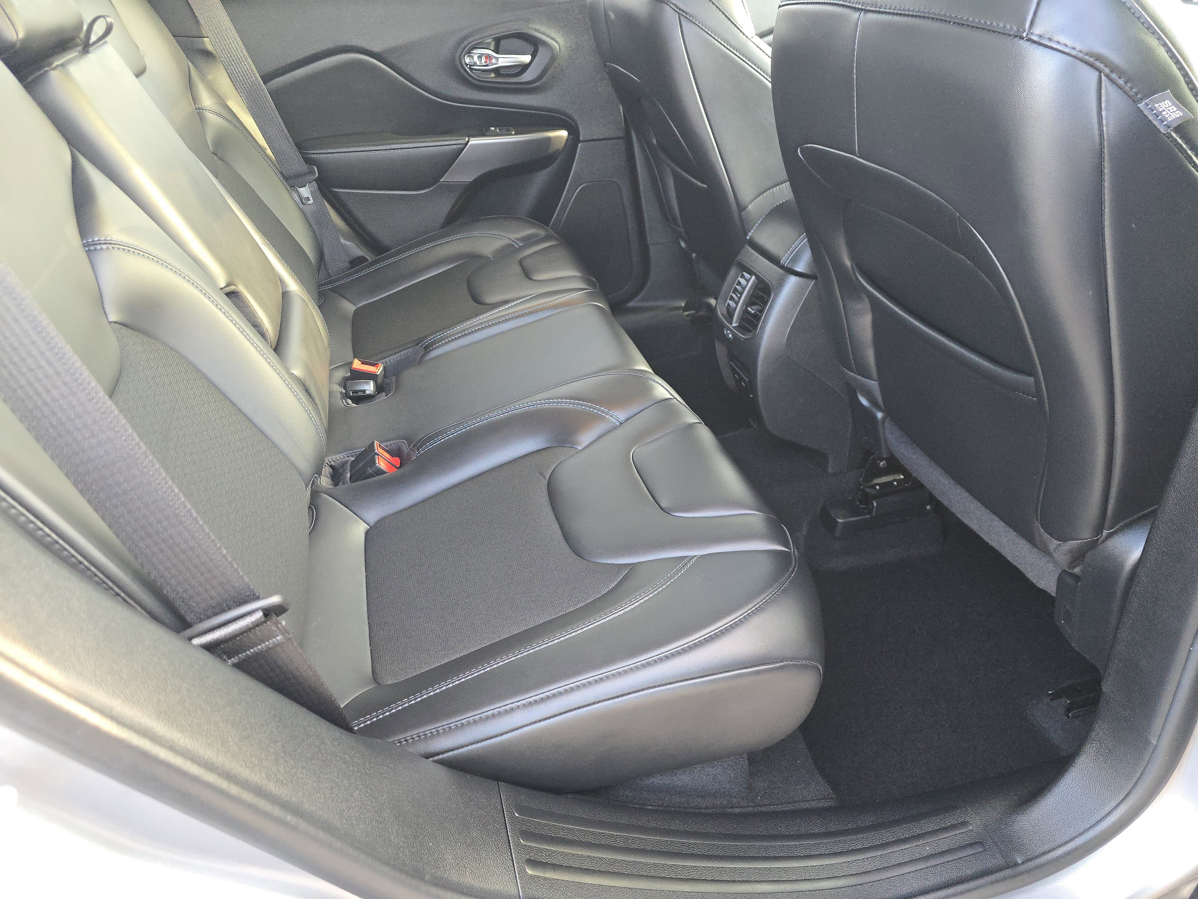 Used 2020 Jeep Cherokee Latitude Plus w/ Cold Weather Group image 17