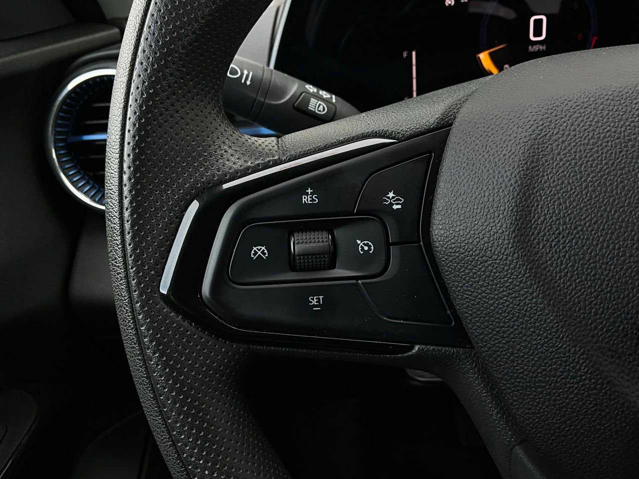 Used 2025 Chevrolet Trax LT image 32