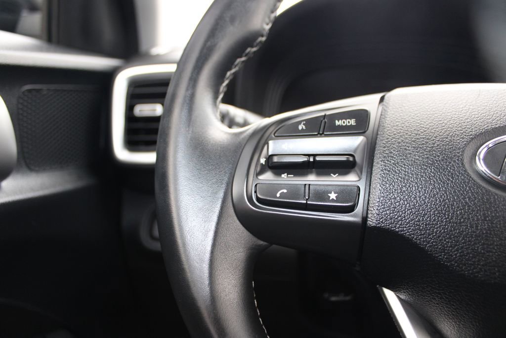 Used 2023 Hyundai Venue SEL image 19