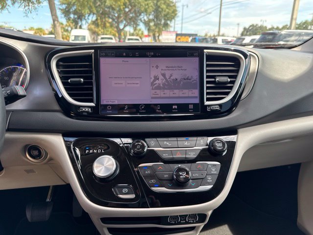 Used 2024 Chrysler Pacifica Touring-L FWD image 18