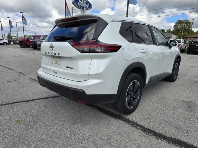 Used 2024 Nissan Rogue SV image 3