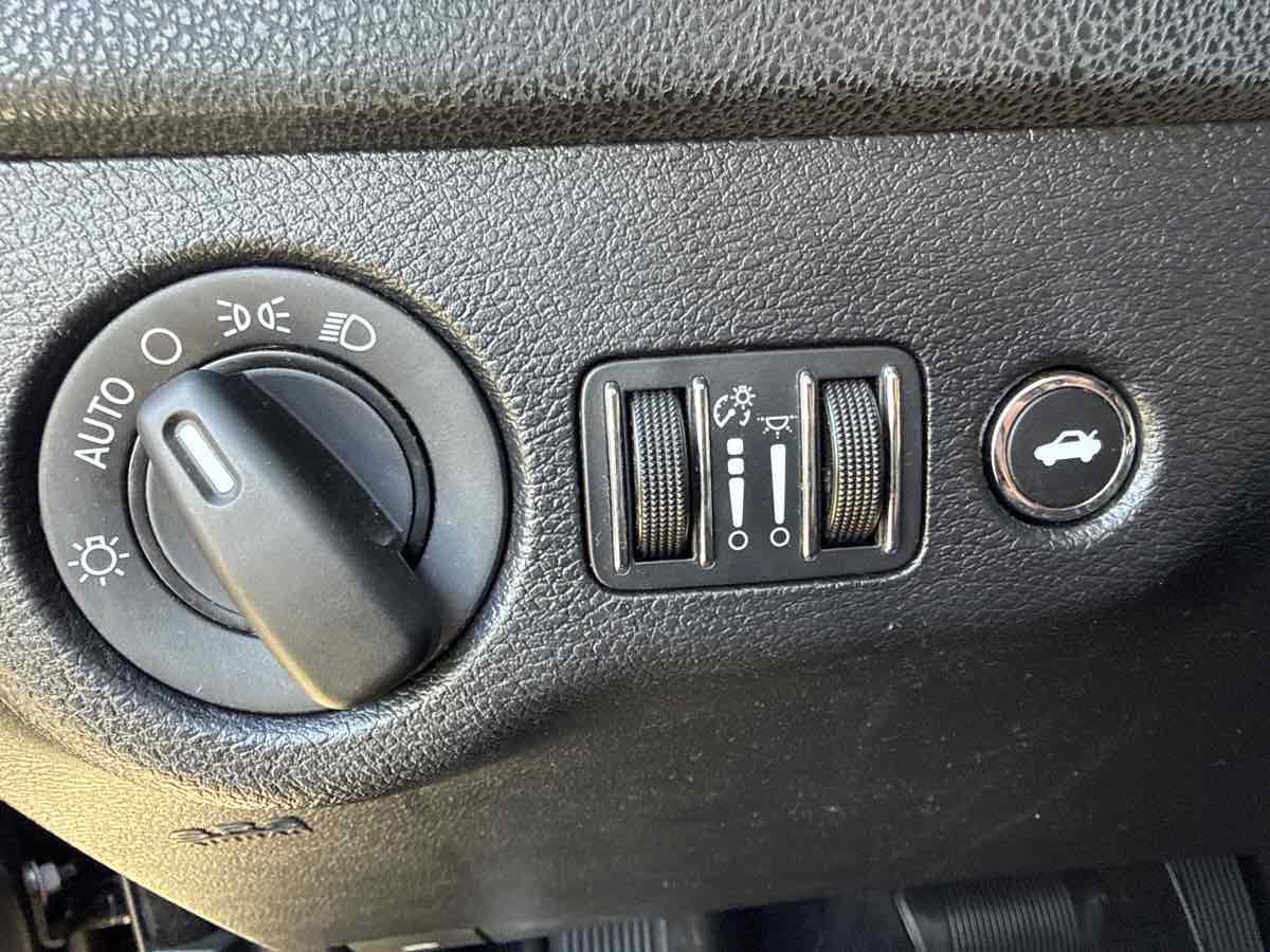 Used 2014 Dodge Charger SE RWD image 34